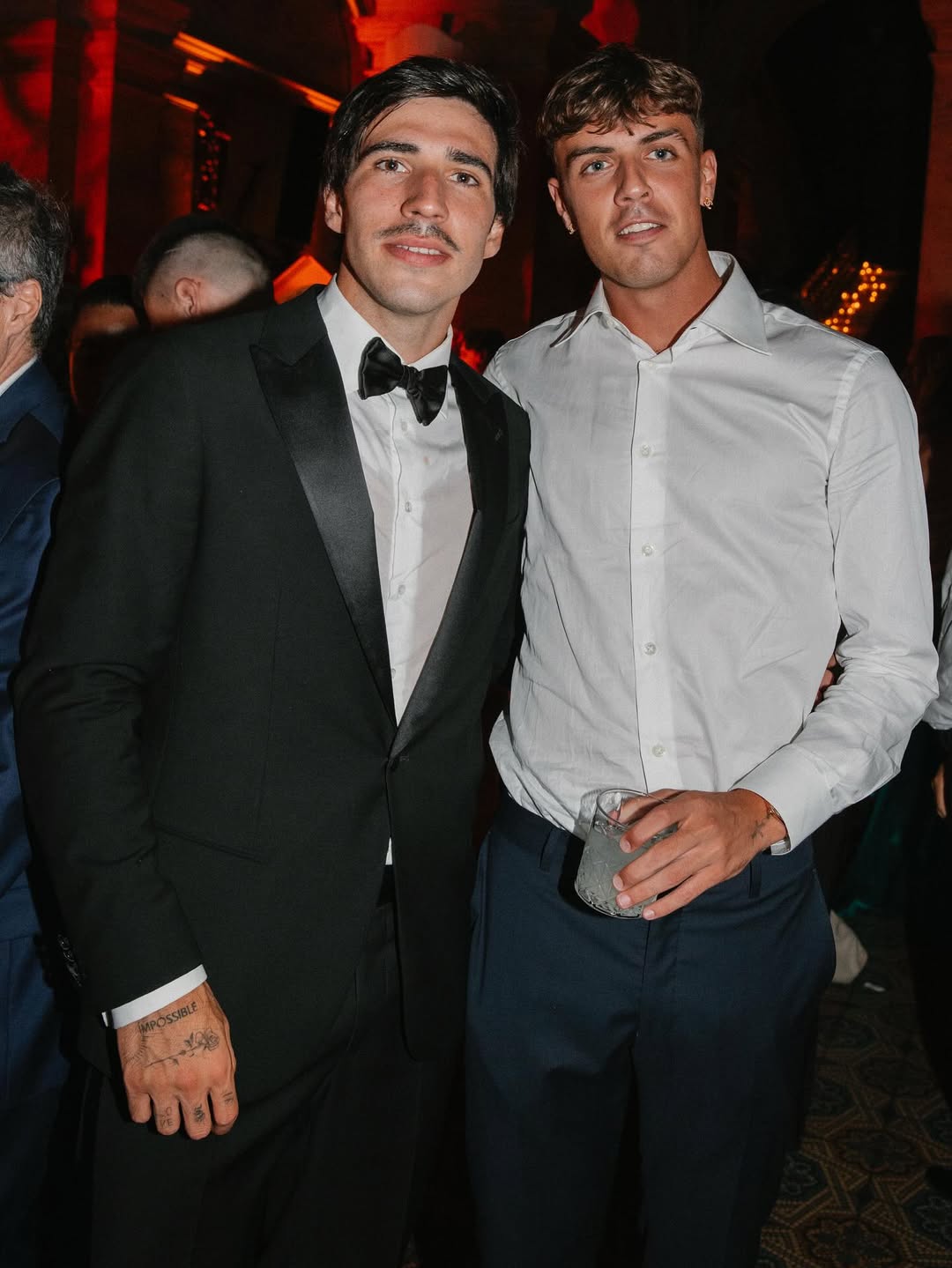 Lui, @SandroTonali, Campione della Nazionale e del Newcastle. Lei, @Juliette_Pastore, è la donna “che mi ha sempre sostenuto, anche nei momenti difficili”. Il matrimonio ha avuto come teatro Cernobbio- prima la (3).jpg