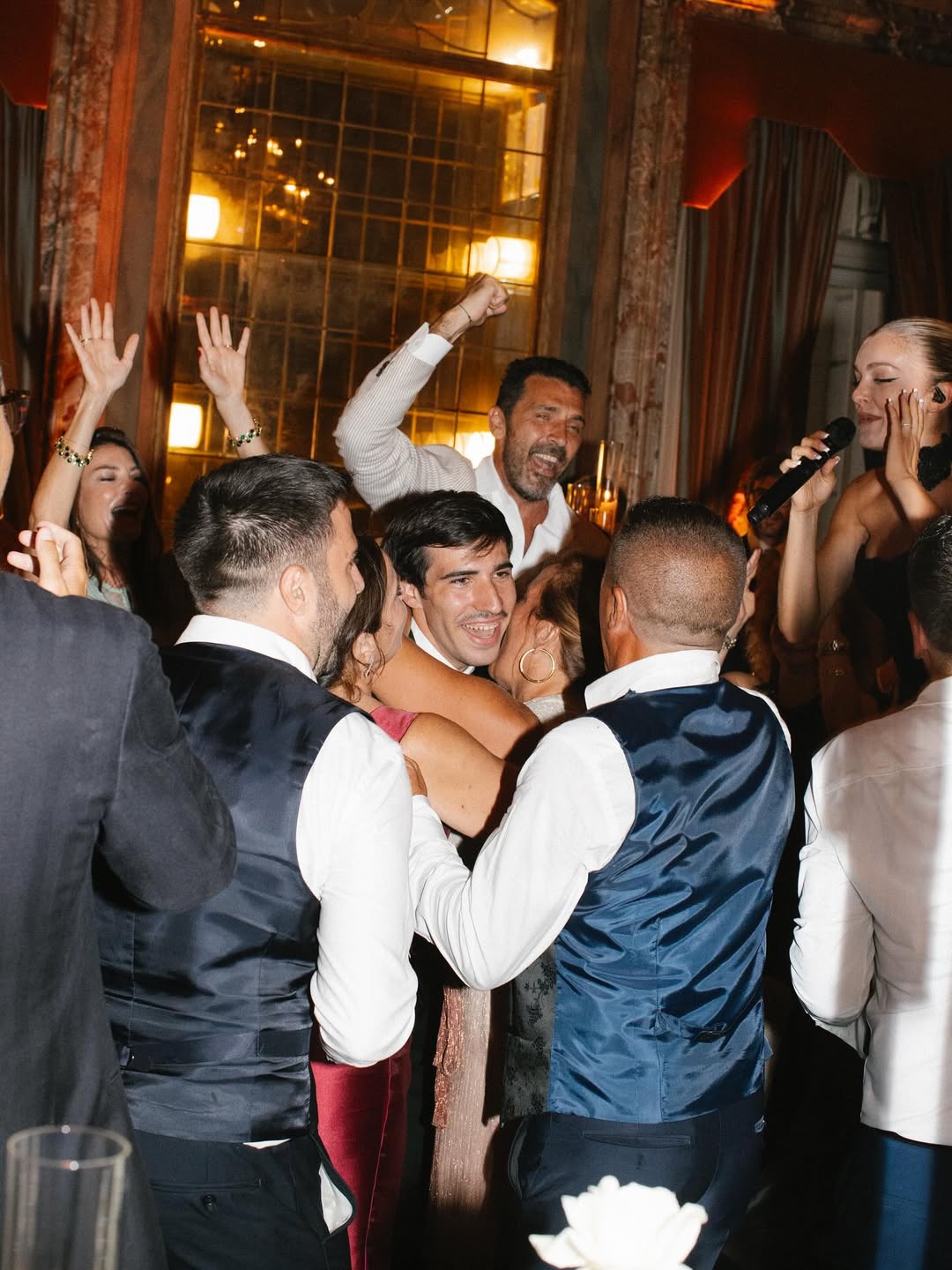 Lui, @SandroTonali, Campione della Nazionale e del Newcastle. Lei, @Juliette_Pastore, è la donna “che mi ha sempre sostenuto, anche nei momenti difficili”. Il matrimonio ha avuto come teatro Cernobbio- prima la (2).jpg