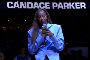 开云服务-仅效力2年但助队夺队史首冠 ！WNBA天空队退役坎迪斯-帕克球衣