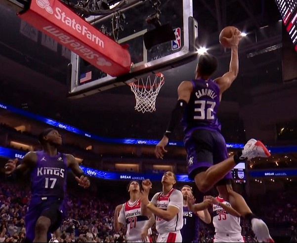 开云官网-突然就要花？施罗德突破助飞考德威尔单臂空接砸扣 国王轰15-0！