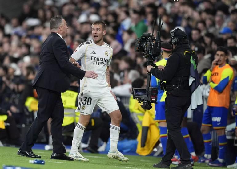 开云官网-每体：赫伊森与马斯坦托诺遭伯纳乌狂嘘，皇马球迷耐心已耗尽